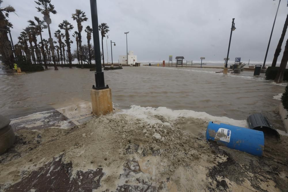 Efectos del temporal en la playa de la Malvarrosa.