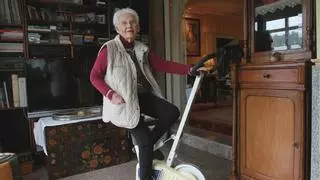 Laura Fernández, 101 años y una hora diaria de bici y rosario: "Me dijeron que no volvería a caminar"