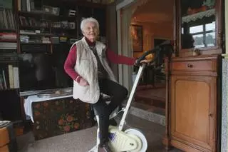 Laura, 101 años y una hora diaria de bici y rosario: "Me dijeron que no volvería a caminar"