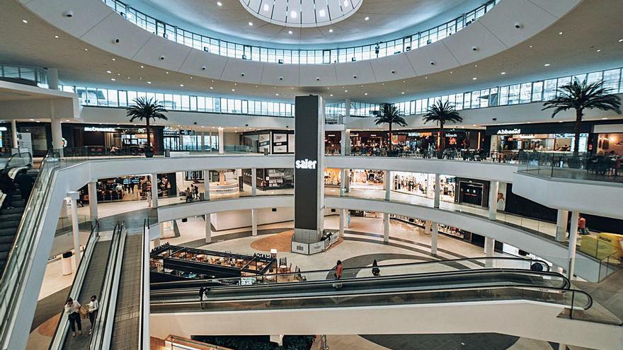 La plaza del remozado centro comercial Saler. | LEVANTE-EMV