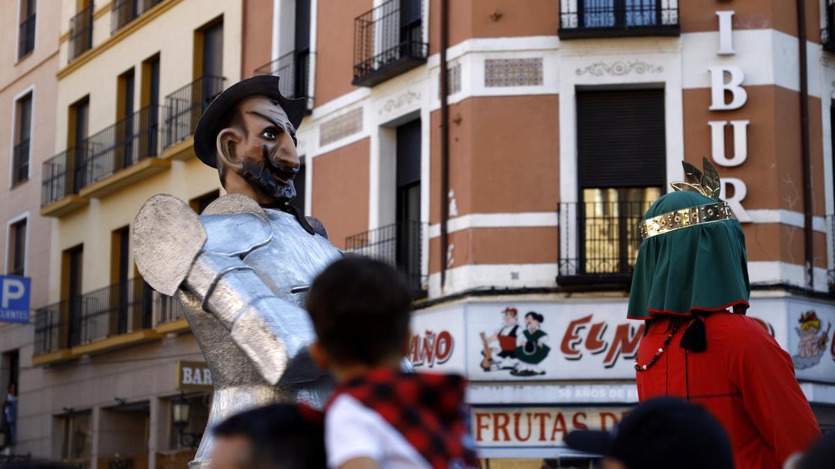 Primera salida de la comparsa de Gigantes y Cabezudos del Ayuntamiento de Zaragoza