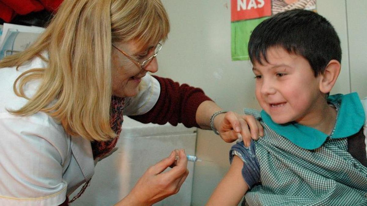 Un niño recibe la vacuna del sarampión.