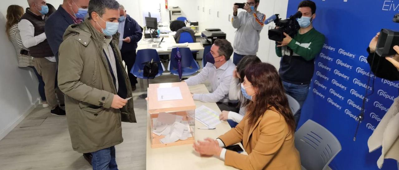 José Vicente Marí Boso vota ayer en la sede del partido. | PP
