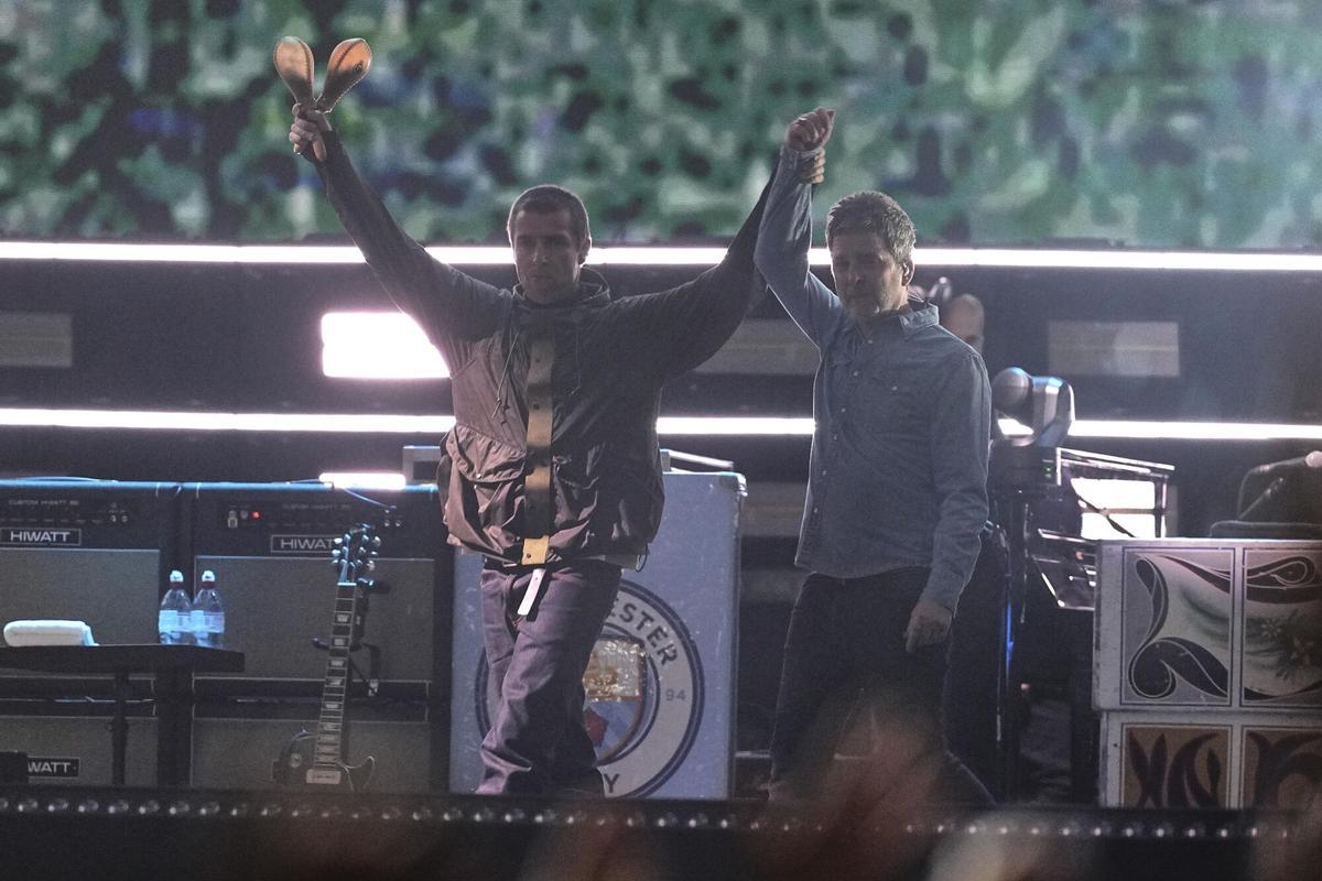 Liam y Noel Gallagher, el pasado 4 de julio en Cardiff en el primer concierto de la gira de reunión de Oasis