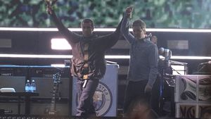 Liam Gallagher, left, holds the hand aloft of Noel Gallagher from the band Oasis as they perform during their reunion concert on Friday, July 4, 2025, in Cardiff. (Photo by Scott A Garfitt/Invision/AP) Associated Press/LaPresse. EDITORIAL USE ONLY/ONLY ITALY AND SPAIN