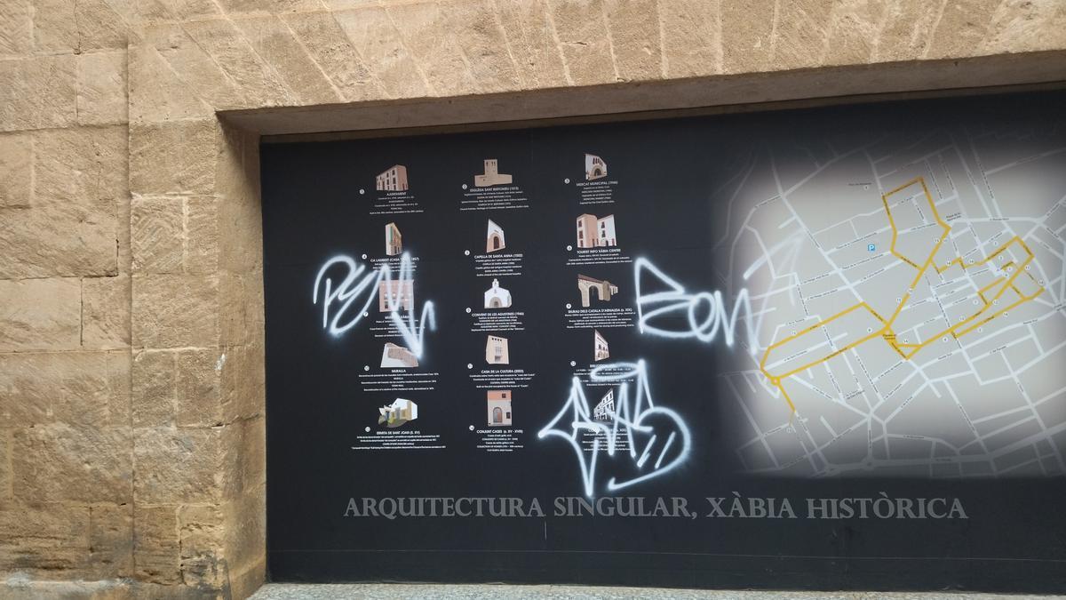 Las pintadas en el panel de la arquitectura singular de Xàbia