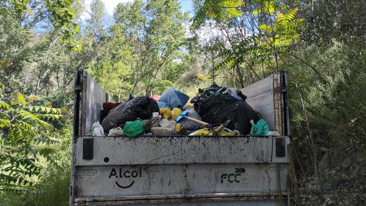 El camión lleno de la bolsas retiradas
