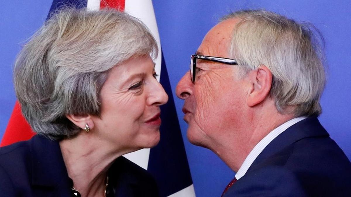 Theresa May y Jean-Claude Juncker se saludan en una imagen del pasado octubre.