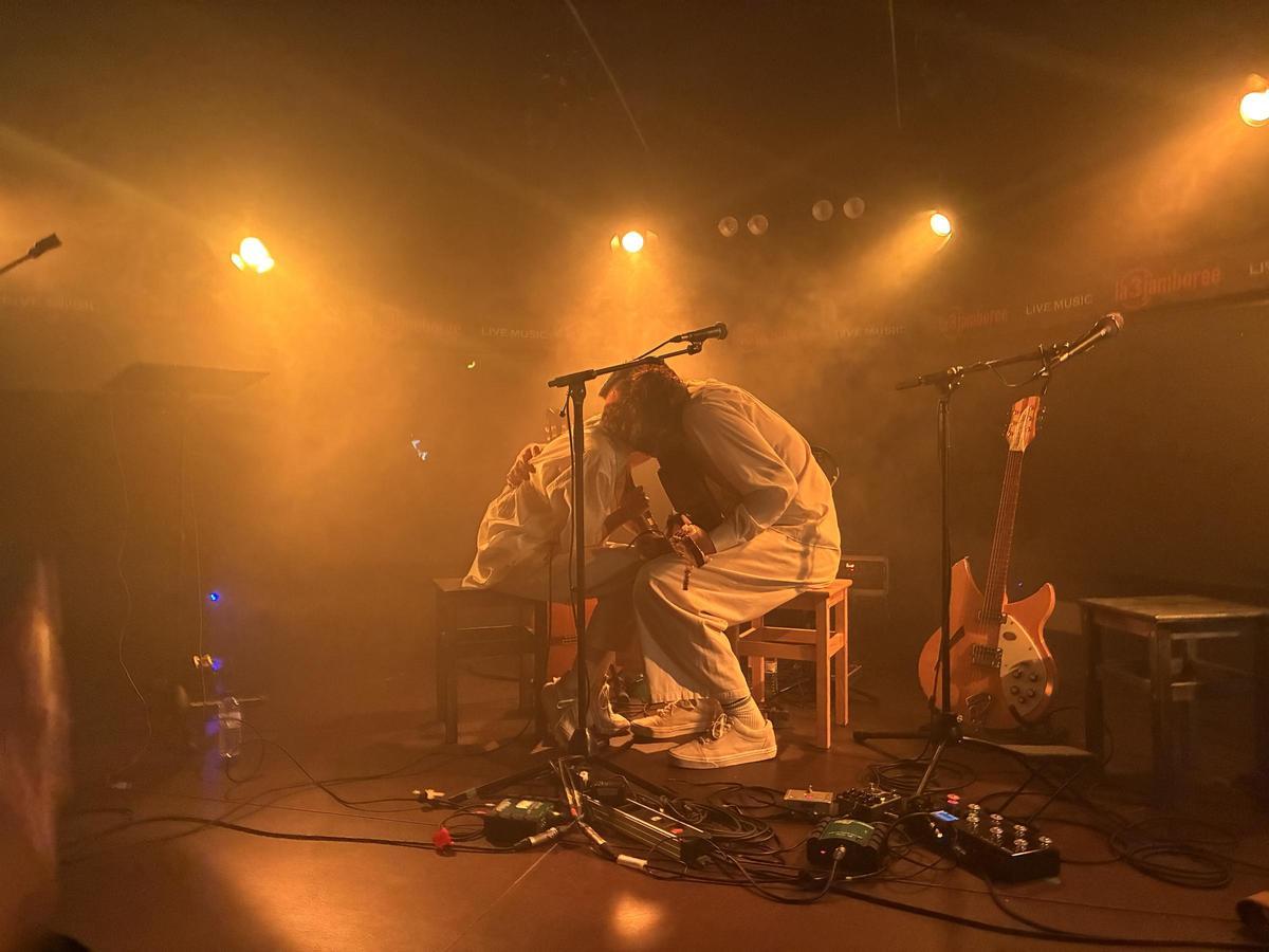 Jo Jet i Maria Ribot es fonen en una abraçada, en el moment de més emoció, després d'interpretar "Sant Llorenç"