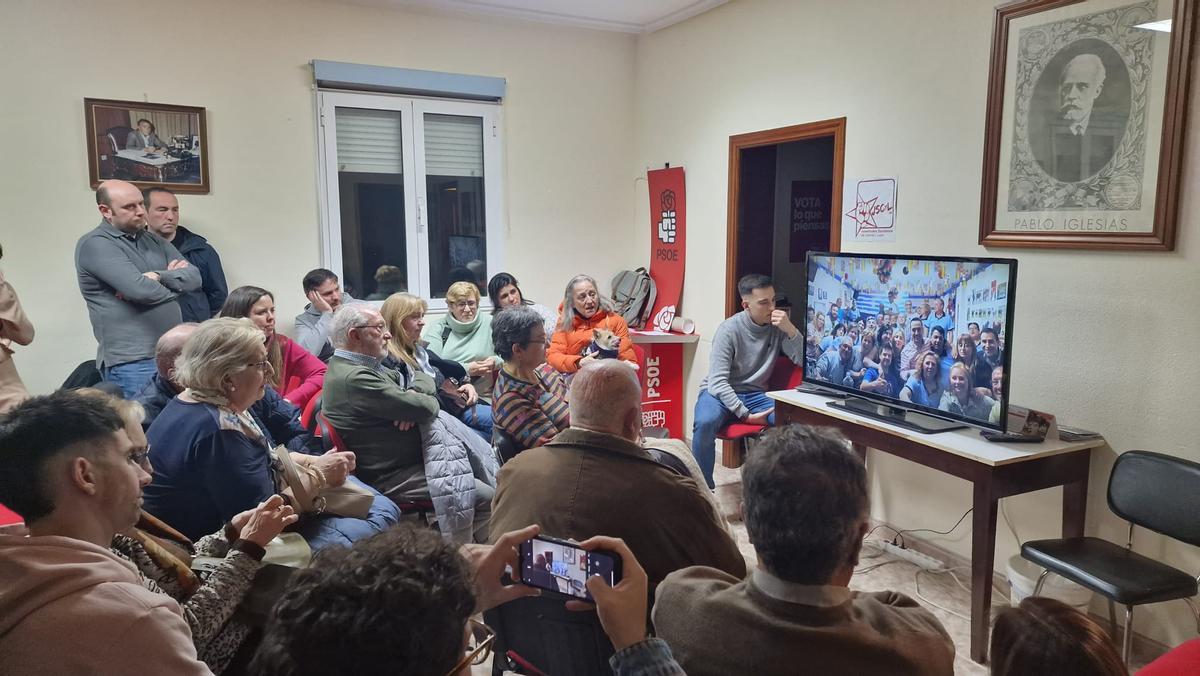Afiliados socialistas durante la asamblea viendo un vídeo recordatorio de Luciano Huerga.