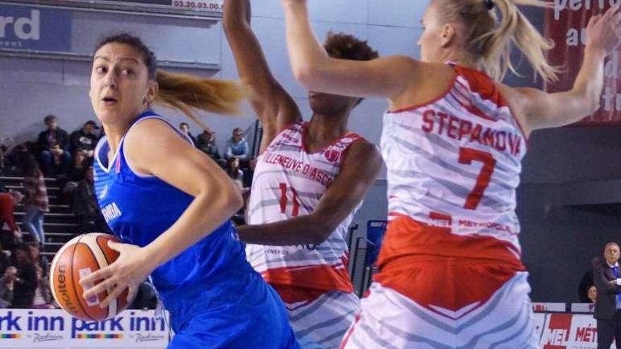 Jelena Milovanovic busca el aro frente a Stepanova.