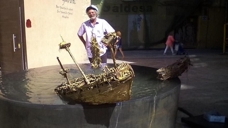 El artista italiano con sus maquetas en la fuente de la Judería.