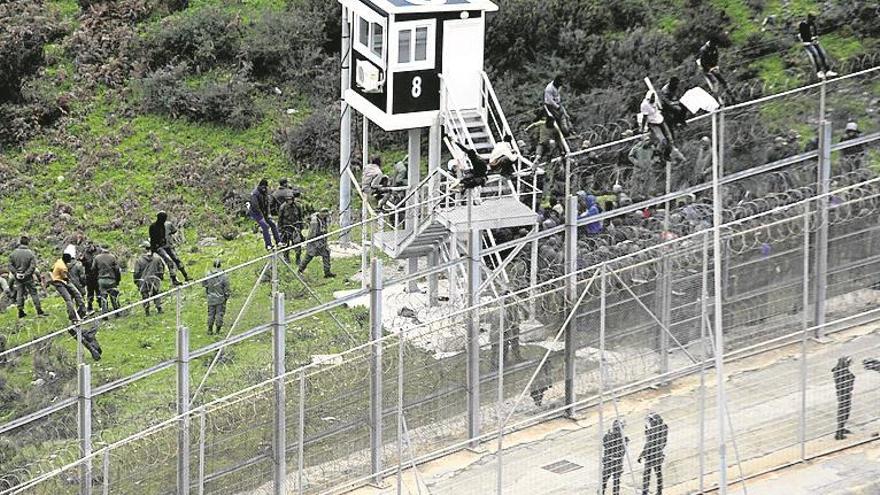 Letrados y oenegés exigen poner fin a las devoluciones ‘en caliente’