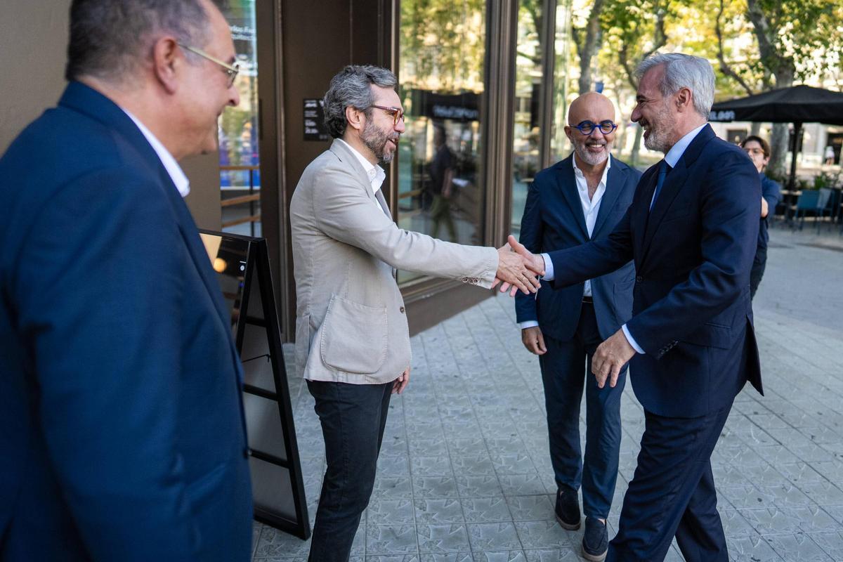 El presidente del Gobierno de Aragón, Jorge Azcón, y Albert Sáez, director de Contenidos de Prensa Ibérica, participan en un encuentro del ciclo Afterwork celebrado en Barcelona