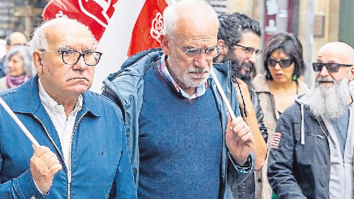 Tres homes amb alopècia, en una manifestació a Santiago de Compostel·la, la capital gallega.