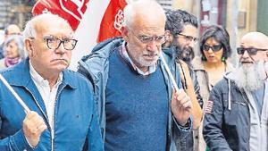 Tres homes amb alopècia en una manifestació a Santiago de Compostel·la, la capital gallega.