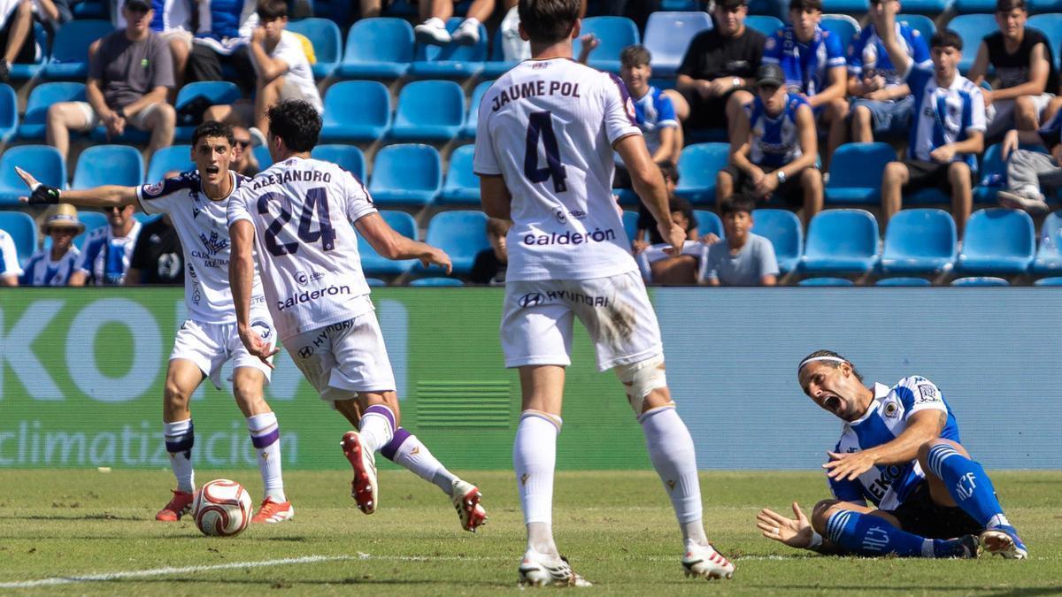 Fran Sol se lamenta sobre la hierba mientras la defensa del Jaén saca el balón de su área.