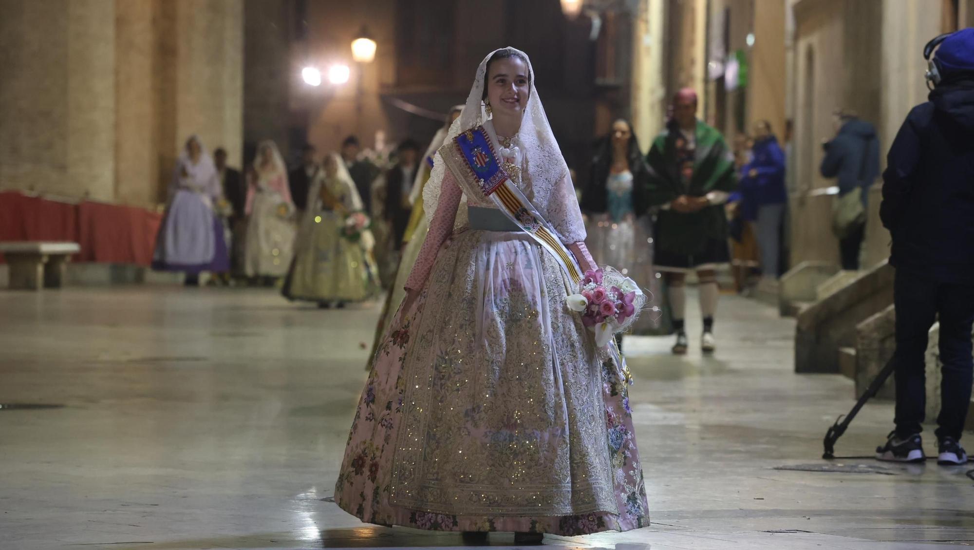 La Fallera Mayor Infantil de València desfila ante la virgen