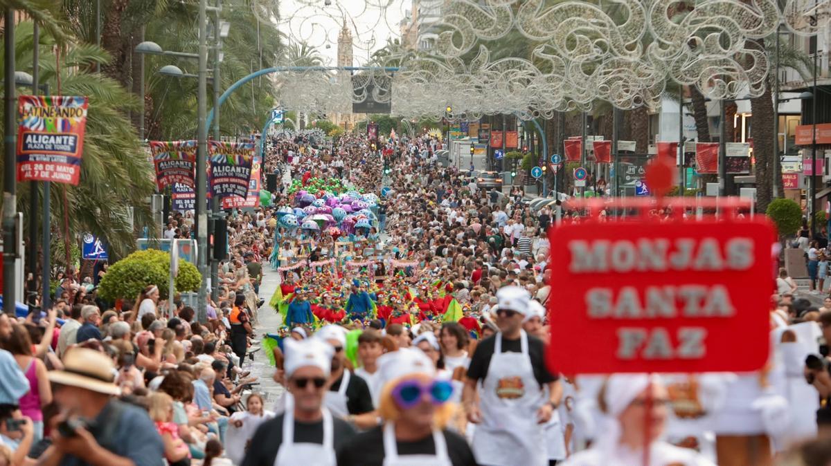 El desfile del Ninot de las Hogueras 2026 en Alicante, en imágenes