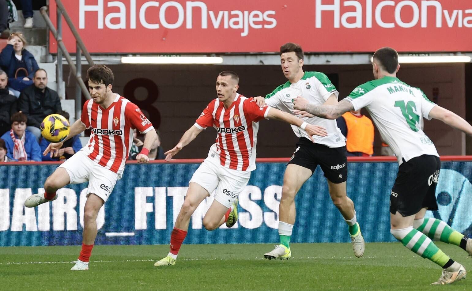 EN IMÁGENES: Ambientazo en el Sporting-Racing de Santander disputado en El Molinón