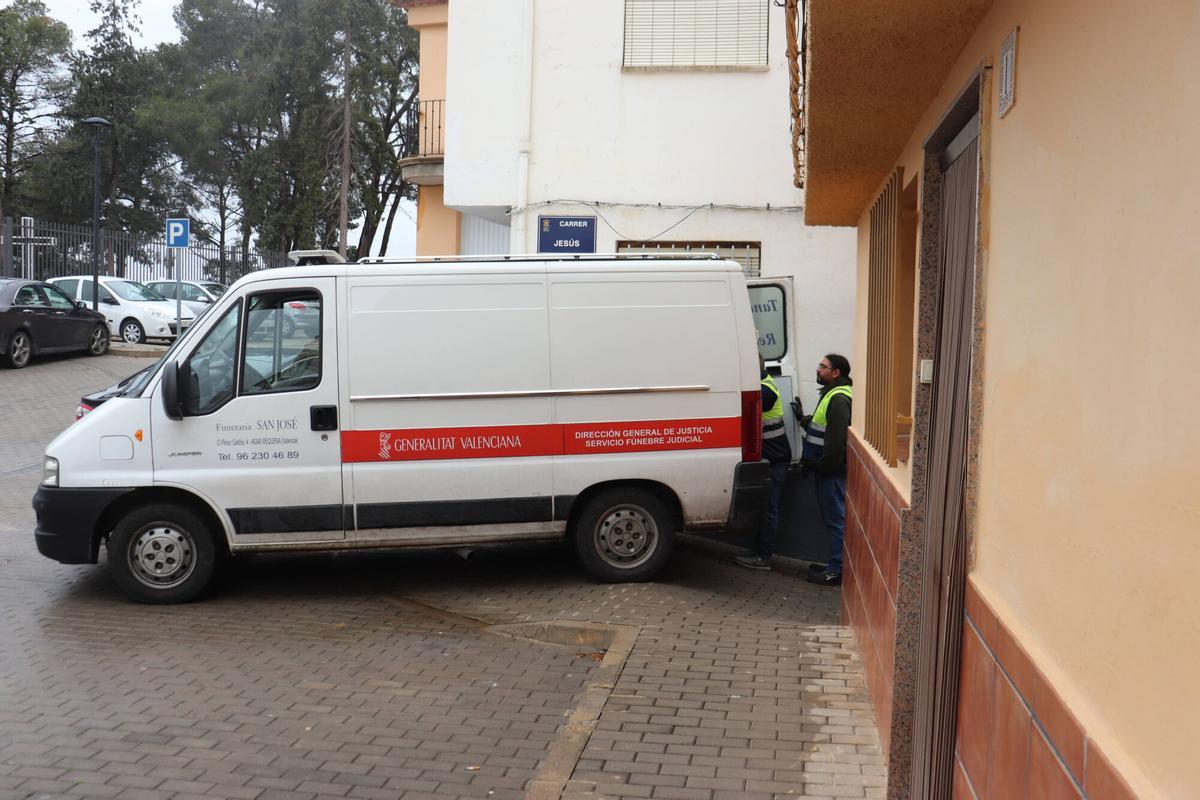 Levantamiento del cadáver de Vicenta Estellés, de 84 años, asesinada a navajazos por su hijo, Germán T. E., de 60, en su vivienda de Turís. El detenido está diagnosticado de esquizofrenia