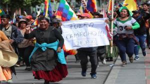 Indígenas y segudiores de Evo Morales protestan en las calles de Bolivia.