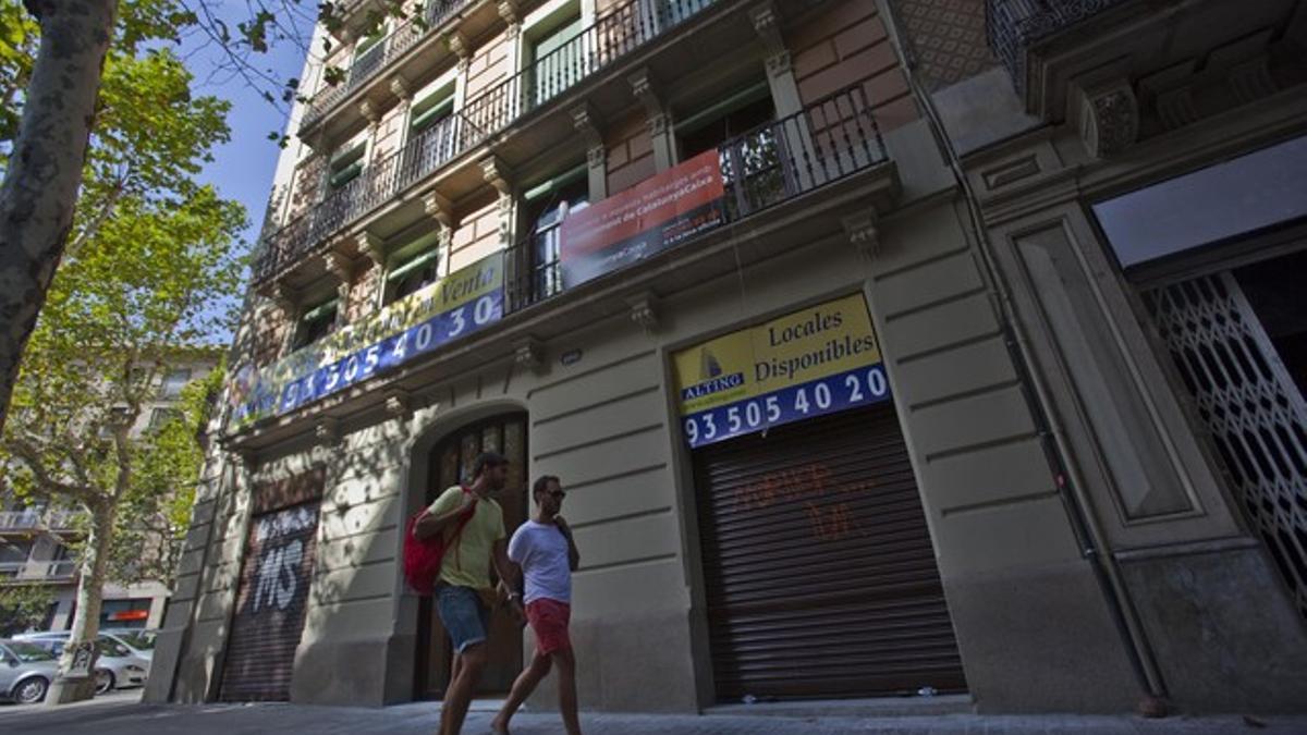 Un piso de CatalunyaCaixa, a la venta en la calle Girona de Barcelona.