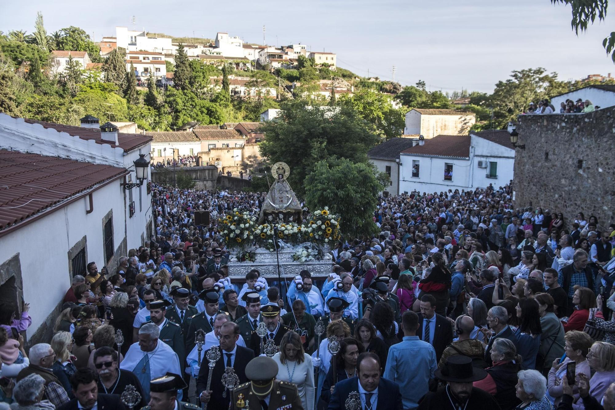 Galería | Cáceres ovaciona a la Virgen de la Montaña en Fuente Concejo