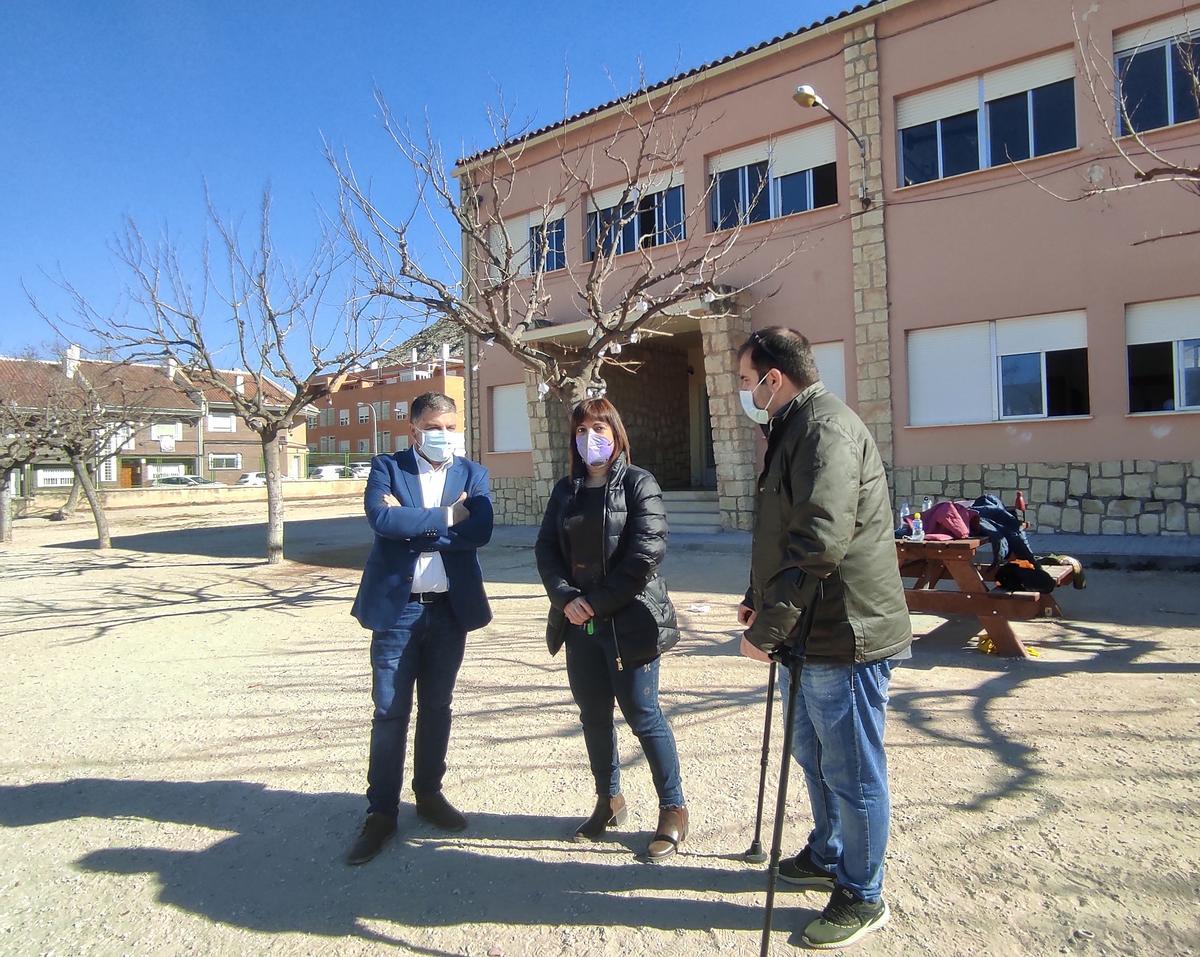 El alcalde de Villena y el concejal de Urbanismo durante su visita al centro escolar.
