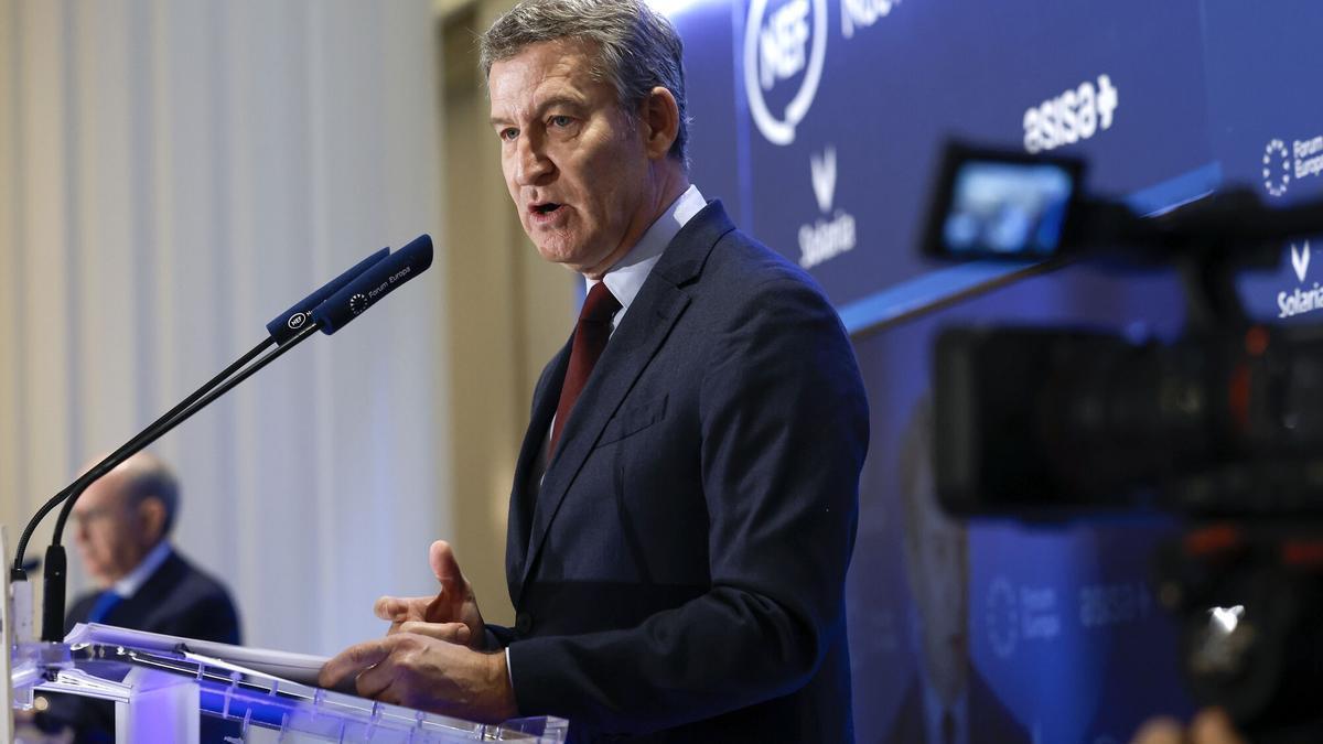 El presidente del PP, Alberto Núñez Feijóo, interviene en un desayuno informativo este martes en Madrid. EFE/ Chema Moya