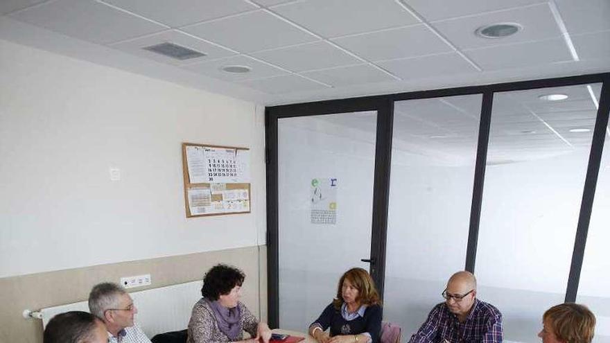 Un momento de la reunión de los familiares de usuarios del centro de mayores del Nodo, ayer.