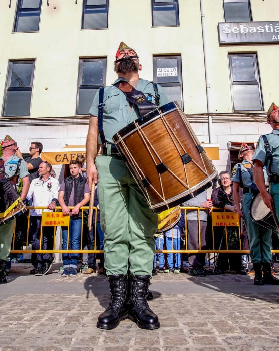 Multitud de público arropó la procesión organizada por la Hermandad del Calvario de Elda, en la que sesenta exlegionarios portaron a hombros el trono.