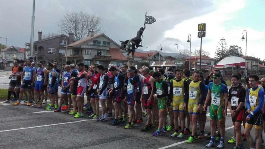 Los atletas se disponen a tomar la salida, ayer en Samil. // FdV