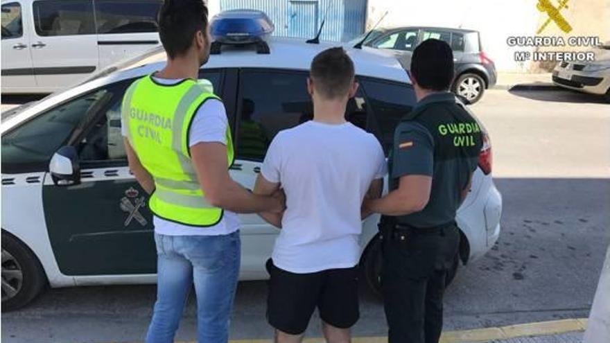 La Guardia Civil traslada a uno de los detenidos por robar chatarra.