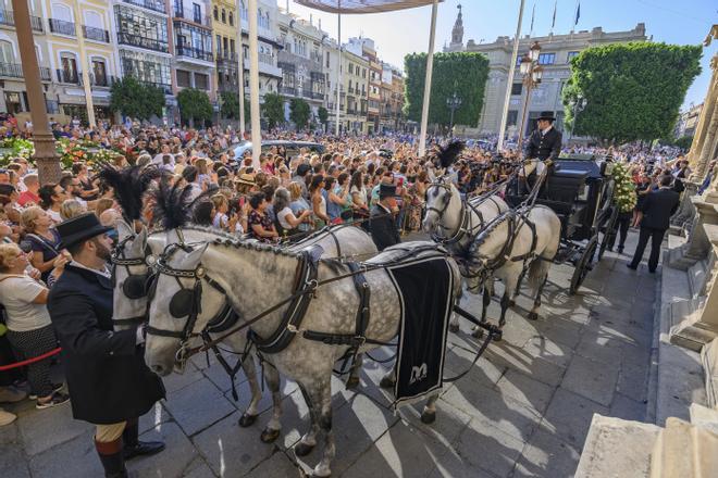 El féretro de María Jiménez es transportado en un coche de caballos a la iglesia de Santa Ana de Triana, donde se celebrará una misa