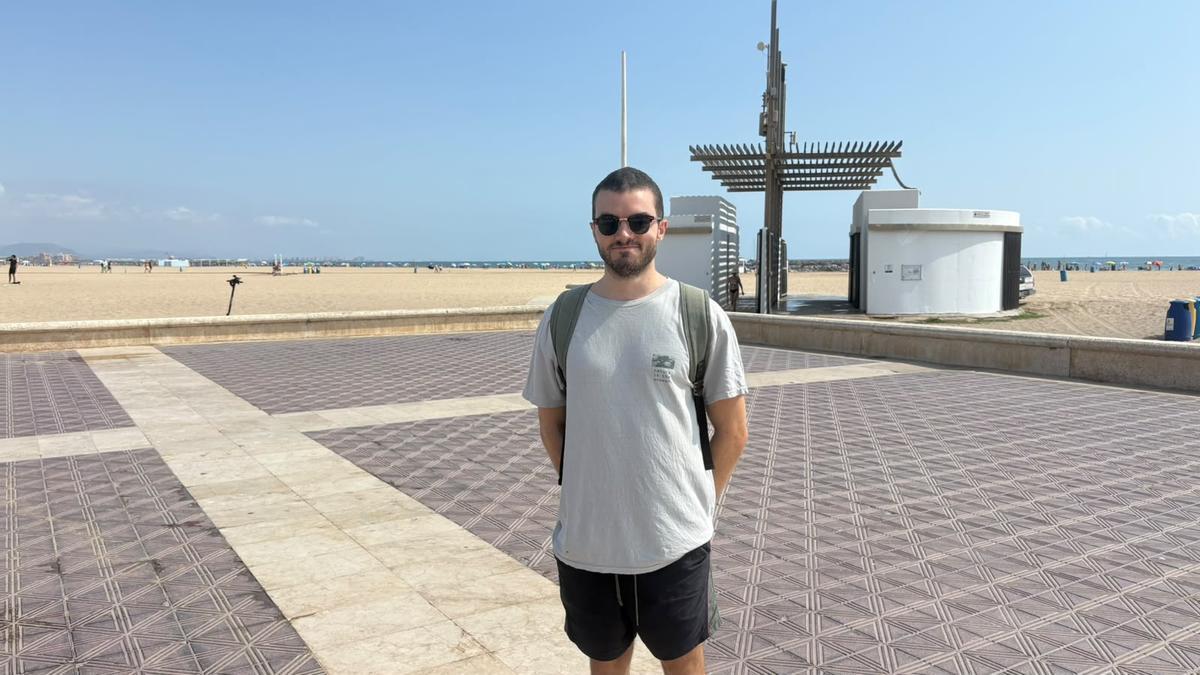Julien, de un municipio cercano a Galway (Irlanda) en la playa del Cabanyal esta mañana.