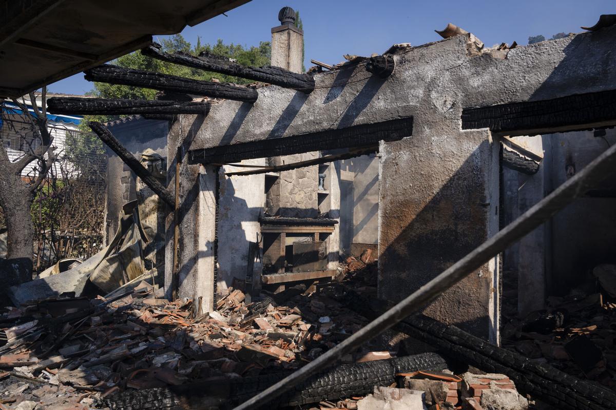 Estado de una vivienda calcinada en la localidad de Calonge tras el incendio forestal que comenzó en La Bisbal de l'Empordà.