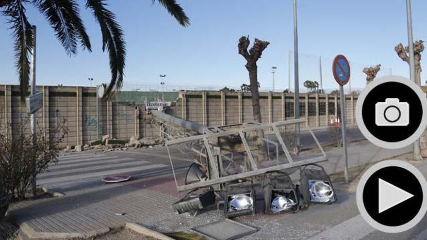En Sollana se desplomaron dos torres de iluminación del campo de fútbol. Una de ellas cayo sobre la avenida de la Constitución de madrugada y sin provocar heridos.
