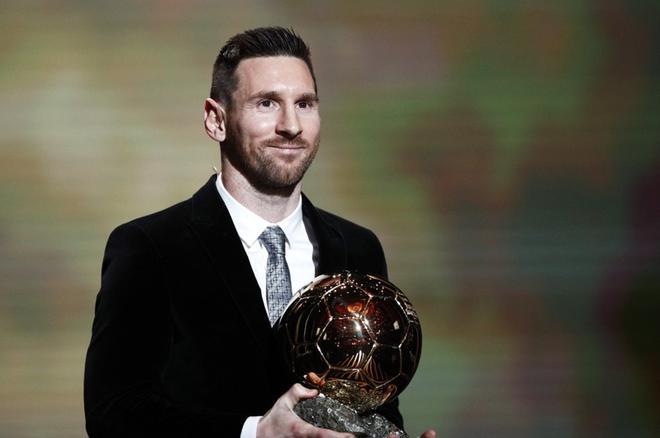 El jugador argentino del FC Barcelona Lionel Messi gana el Balón de Oro France Football 2019 en el Chatelet Theatre en Paris. Messi conquista así su sexto Balón de Oro, un récord que ningún otro futbolista ha conseguido.