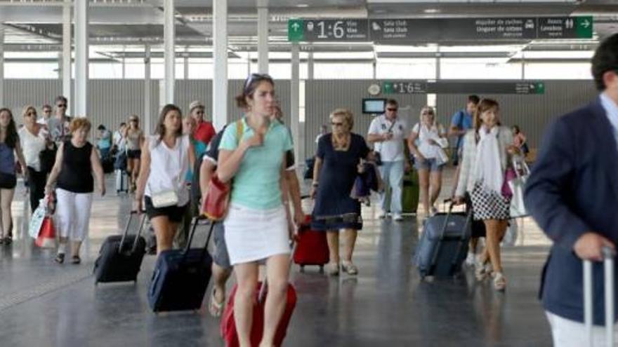 Pasajeros del AVE dirigiéndose al vestíbulo de la estación.