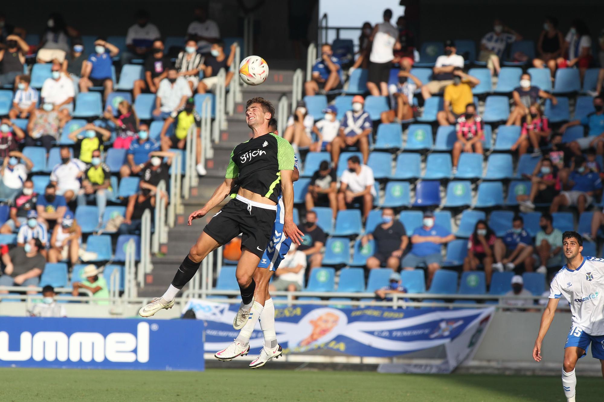 El partido entre el Tenerife y el Sporting, en imágenes