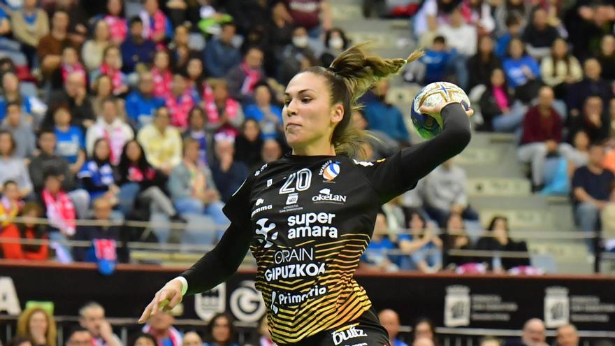 María Prieto O&#039;Mullony lanza a portería durante un partido del Súper Amara Bera Bera.