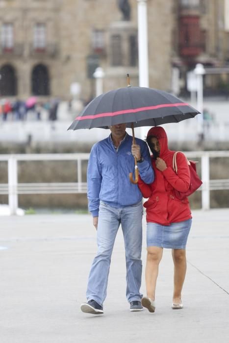 Jornada de lluvia y viento en Gijón