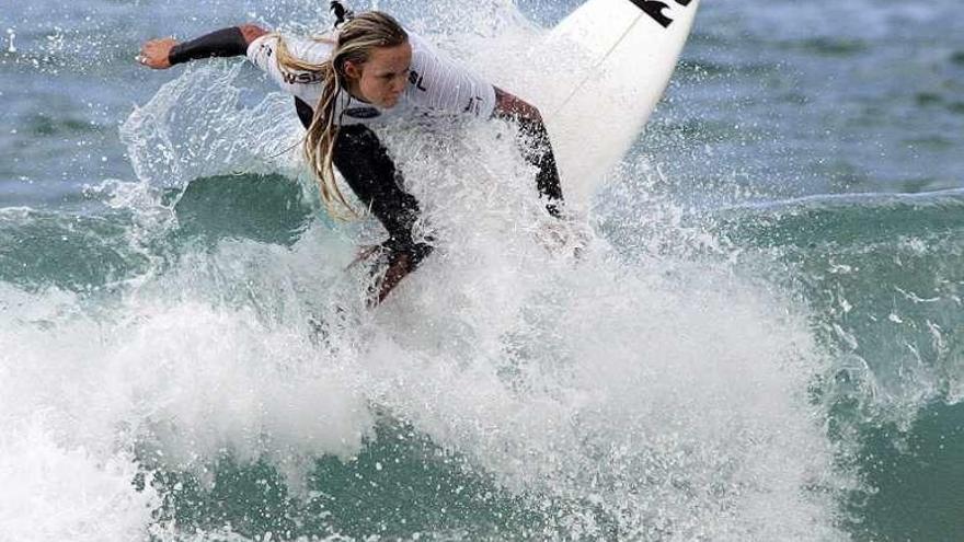 Isabele Nichols cogiendo olas en Valdoviño.