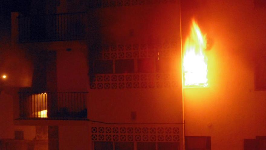 Desalojan a una veintena de vecinos al incendiarse una vivienda en Xàbia