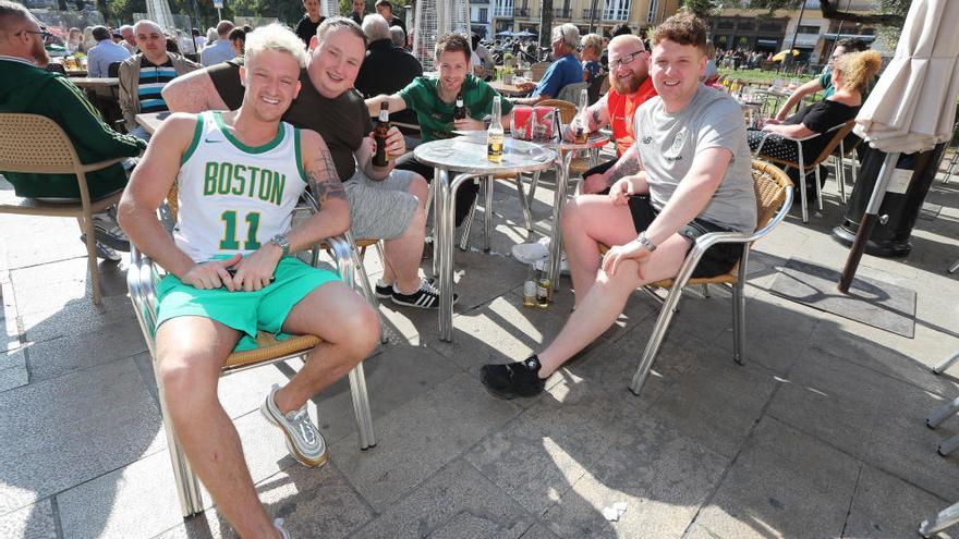 Aficionados del Celtic de Glasgow en la Plaza de la Reina de València el miércoles poco antes de medio día.