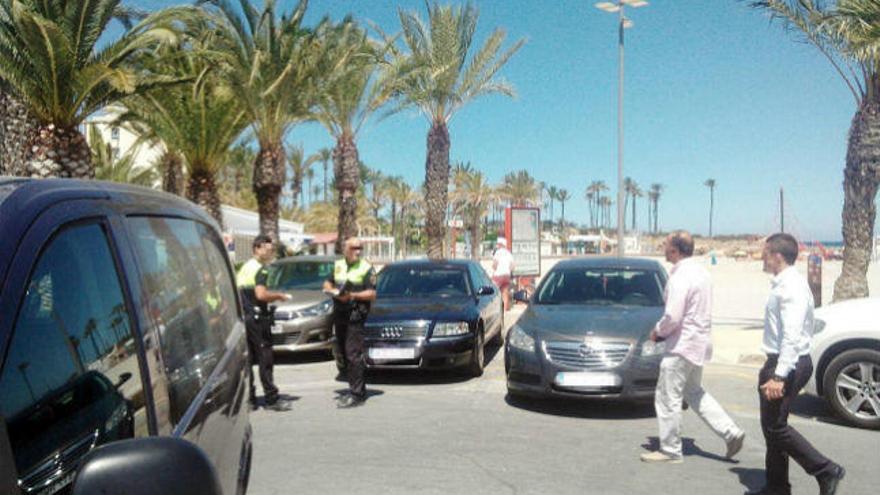 Dos policías multan los tres coches de la comitiva de Margallo