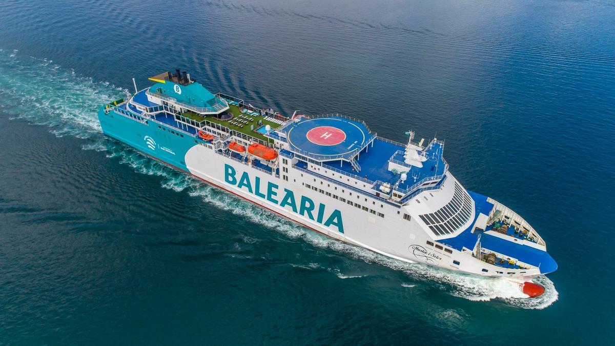 Uno de los barcos de Baleària.