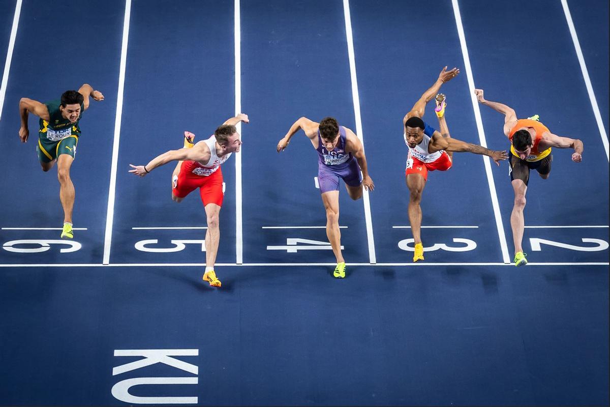Quique Llopis, en el momento de llegar a meta en una igualada final de 60 metros vallas.
