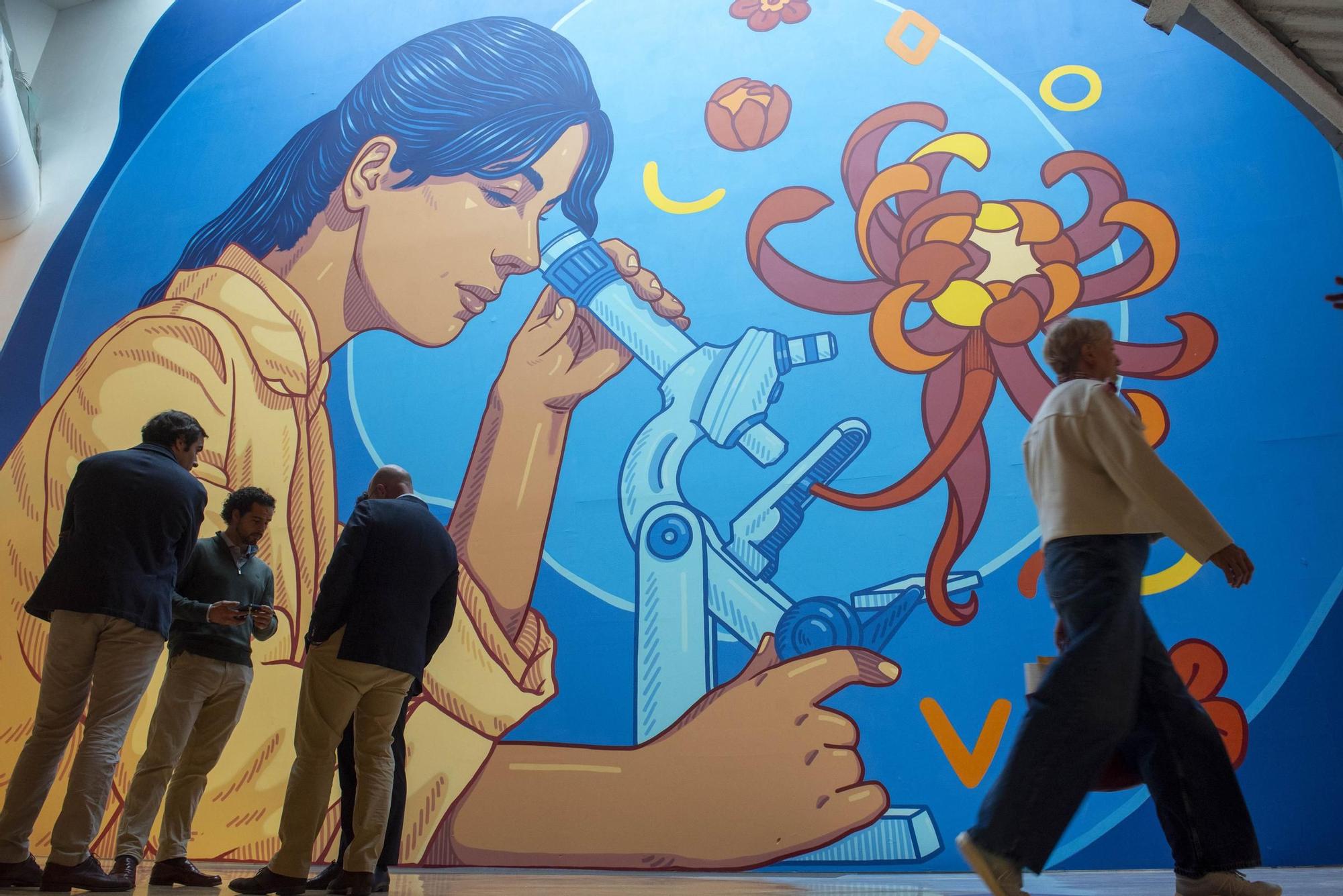Un mural de Lidia Cao rinde homenaje a las mujeres científicas en Marineda City
